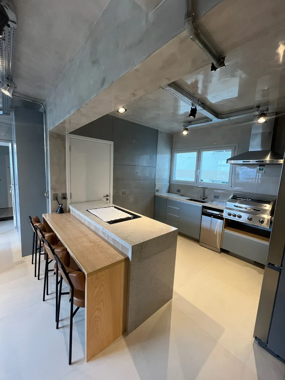Cozinha com ilha em apartamento reformado pela Exito