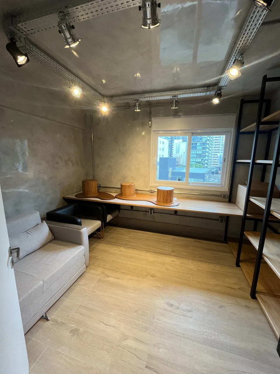 Ambiente de apartamento com marcenaria, bancada e iluminação
