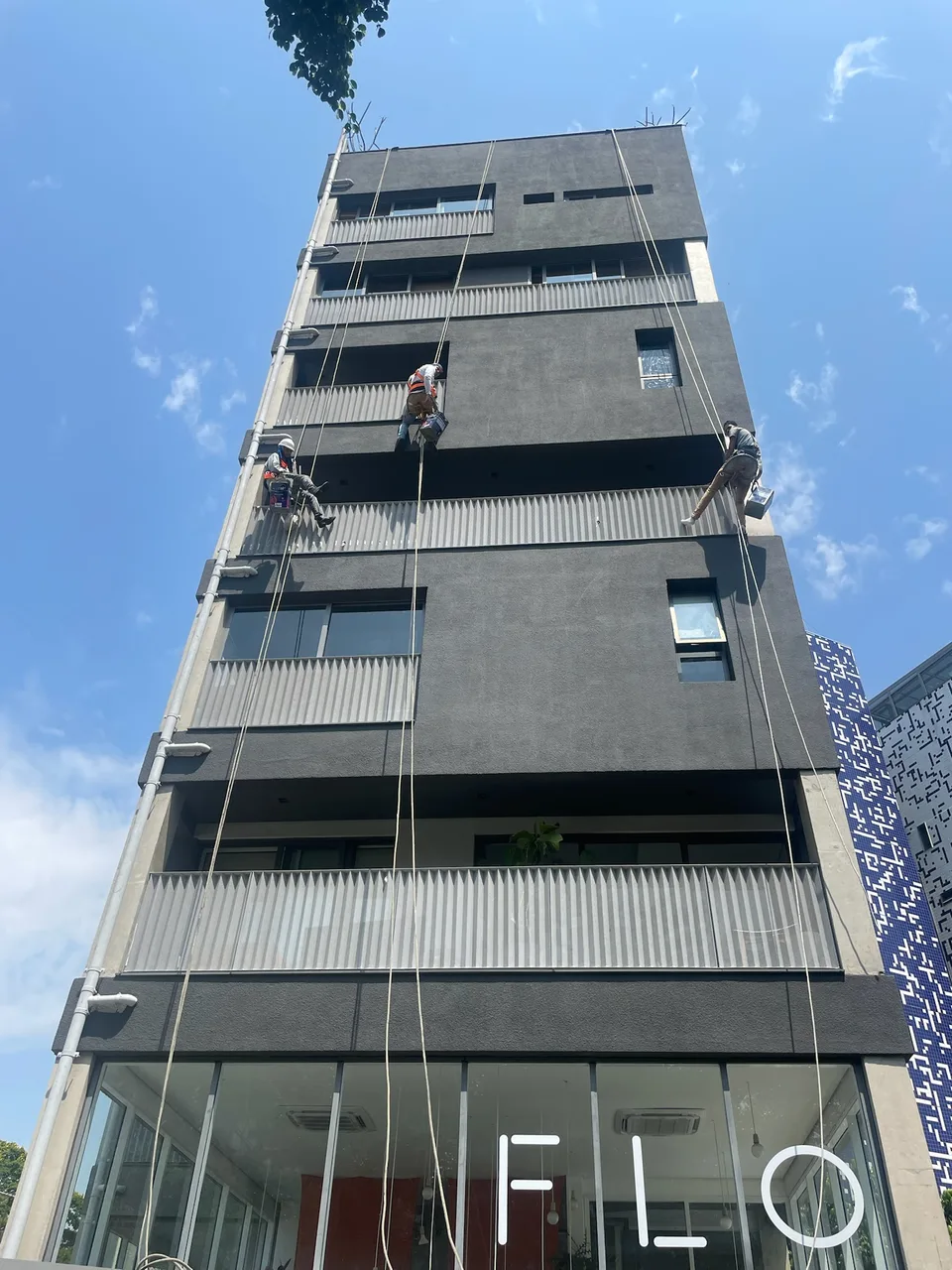 Equipe técnica atuando em fachada predial