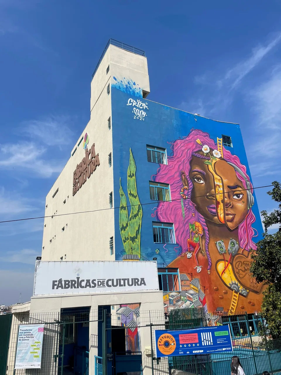 Fachada institucional com pintura artística e renovação externa
