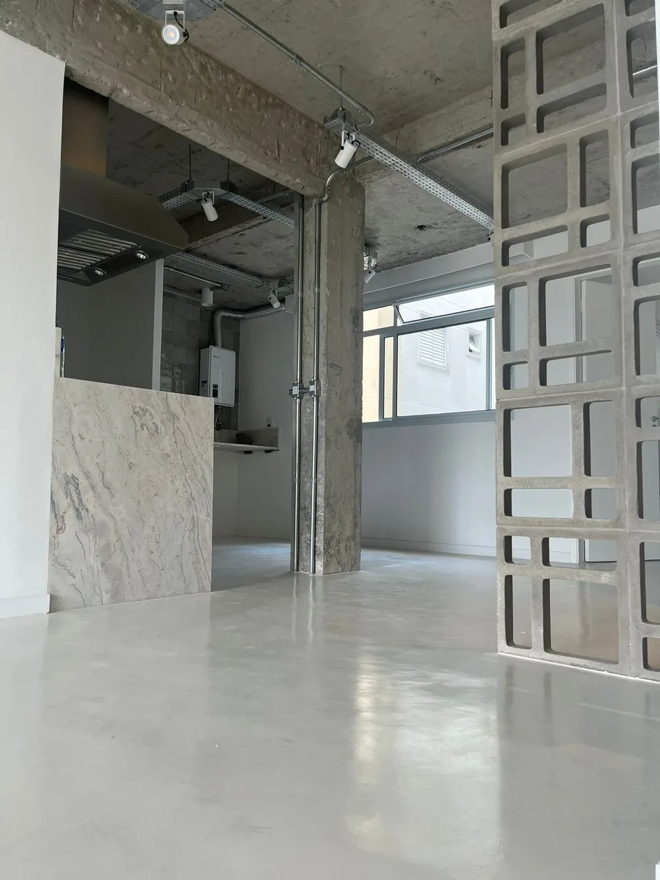 Ambiente integrado de apartamento reformado pela Exito
