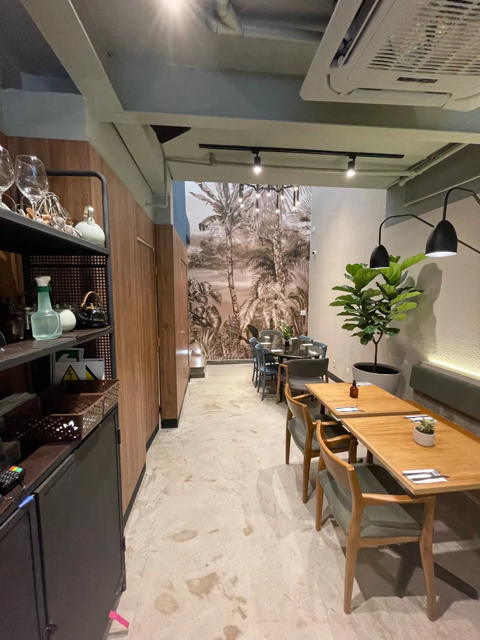 Área de restaurante reformada com revestimentos e marcenaria