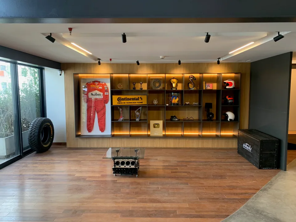Ambiente corporativo com marcenaria e iluminação executado pela Exito