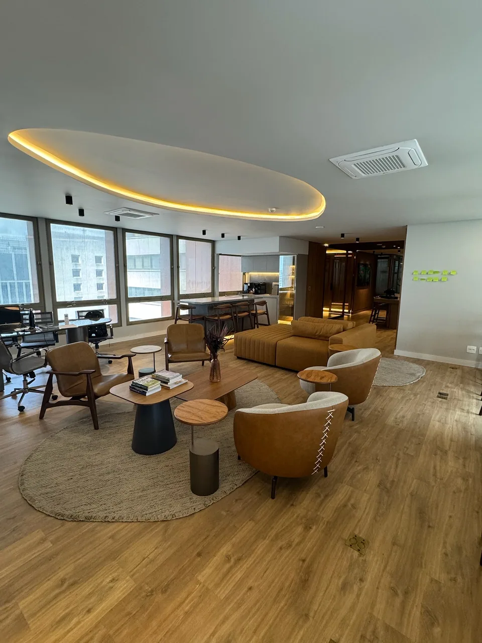 Lounge corporativo reformado com iluminação indireta